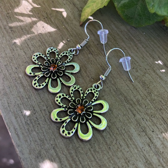 Jewelry - ⬇️Fantastic flower earrings! Must have this season